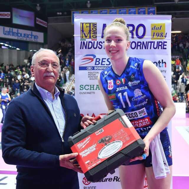 Başka hediye mi bulamadınız? Maçın oyuncusu seçilen Isabelle Haak'a matkap seti verildi Başka hediye mi bulamadınız? Maçın oyuncusu seçilen Isabelle Haak'a matkap seti verildi