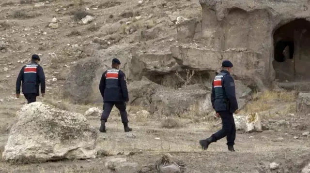 Aksaray'da Kaçak Kazı Yapan 5 Define Avcısı Suçüstü Yakalandı Aksaray'da Kaçak Kazı Yapan 5 Define Avcısı Suçüstü Yakalandı