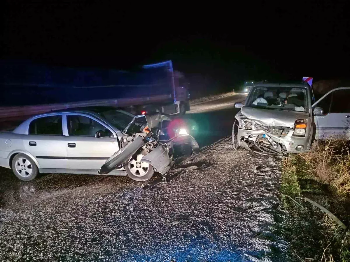 Afyonkarahisar'da hafif ticari araçla otomobilin çarpıştığı kazada 2 kişi yaralandı