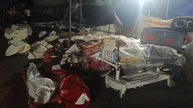 İşgalci İsrail askerleri, baskın düzenlediği Şifa Hastanesi'nin çatısına bayrak astı İşgalci İsrail askerleri, baskın düzenlediği Şifa Hastanesi'nin çatısına bayrak astı