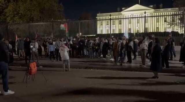 İsrail'in Şifa baskını ABD'yi karıştırdı! Beyaz Saray önünde toplanan kalabalık grup Biden'ı soykırımla suçladı İsrail'in Şifa baskını ABD'yi karıştırdı! Beyaz Saray önünde toplanan kalabalık grup Biden'ı soykırımla suçladı