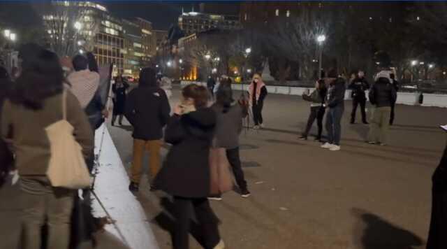 İsrail'in Şifa baskını ABD'yi karıştırdı! Beyaz Saray önünde toplanan kalabalık grup Biden'ı soykırımla suçladı İsrail'in Şifa baskını ABD'yi karıştırdı! Beyaz Saray önünde toplanan kalabalık grup Biden'ı soykırımla suçladı