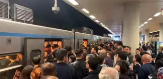 İstanbul'da Geç Gelen Metrolar ve Çalışmayan Merdivenler Vatandaşları Çileden Çıkardı