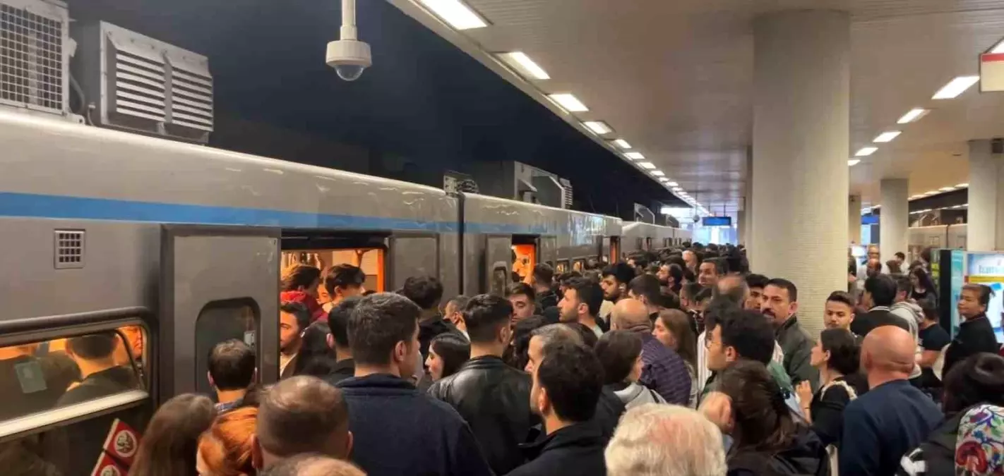 İstanbul'da Geç Gelen Metrolar ve Çalışmayan Merdivenler Vatandaşları Çileden Çıkardı