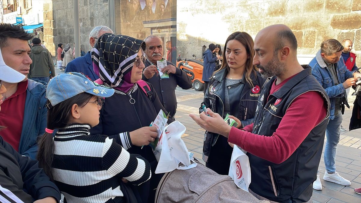 Kayseri'de polis ekipleri uyuşturucuyla mücadele kapsamında vatandaşlara broşür dağıttı