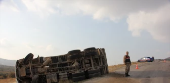Kilis'te kum yüklü hafriyat kamyonu devrildi