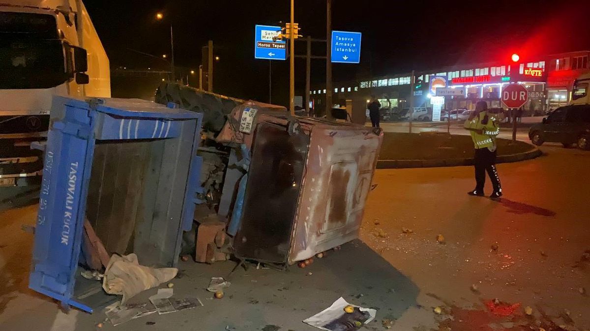 Tokat'ın Erbaa ilçesinde tır ve traktörün karıştığı kazada 2 kişi yaralandı
