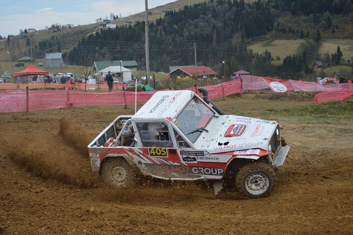 Yardımcı Pilot Hande Erdoğan, Off-Road Şampiyonasında İkincilik Elde Etti