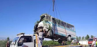 Afyonkarahisar'da tarım işçilerini taşıyan minibüsün şarampole devrilmesi sonucu 8 kişi hayatını kaybetti