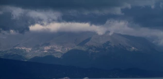 Anamas Dağı'nın Dedegül zirvesine mevsimin ilk karı yağdı
