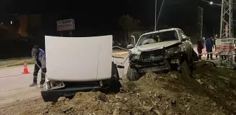 Karabük'ün Eflani ilçesinde pikap ile çarpışan otomobildeki 2 kişi yaralandı