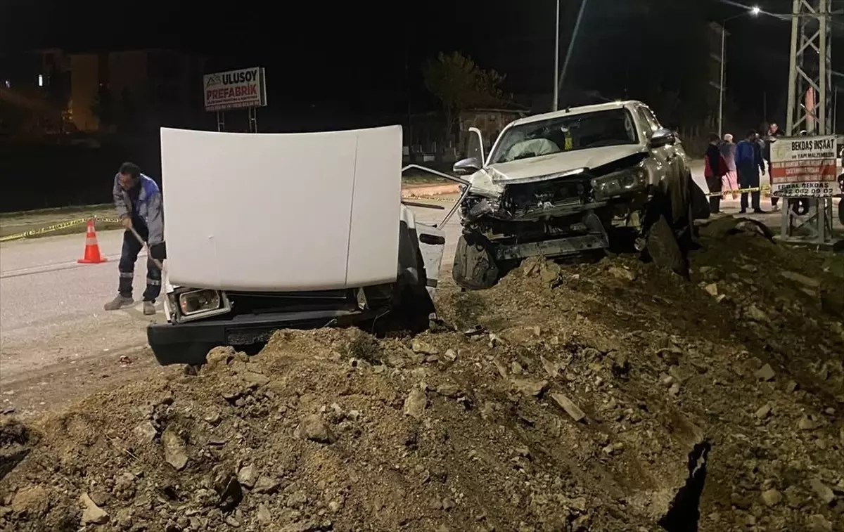 Karabük'ün Eflani ilçesinde pikap ile çarpışan otomobildeki 2 kişi yaralandı