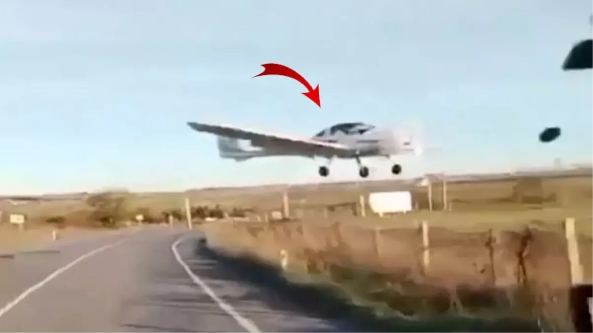 Eğitim uçağı yola yakın iniş yaptığı sırada minibüsü teğet geçti! O anlar kamerada