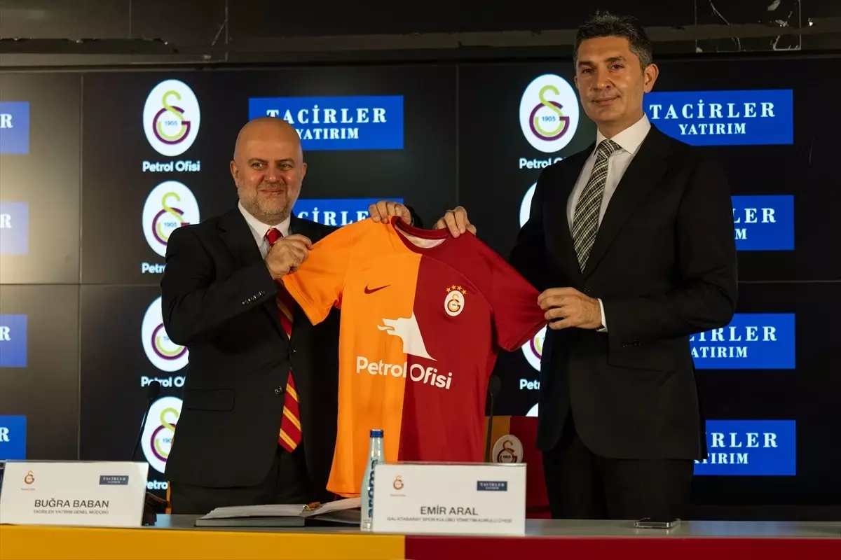 Galatasaray Petrol Ofisi Kadın Futbol Takımı Tacirler Yatırım Ile Şort ...