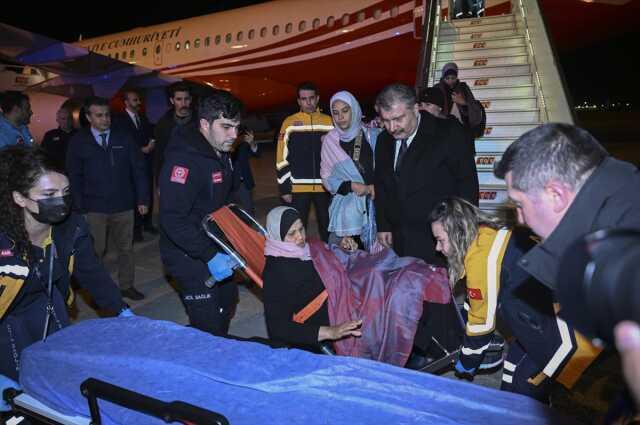Gazzeli kanser hastalarıyla refakatçilerini Mısır'dan getiren uçaklar Esenboğa Havalimanı'na indi