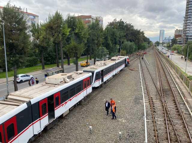 İzmir'de raydan çıkan metro, peron duvarına çarptı İzmir'de raydan çıkan metro, peron duvarına çarptı