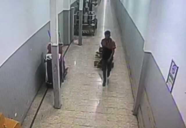 Kargo çalışanı çaldığı telefonlarla sevgilisine otomobil hediye etti Kargo çalışanı çaldığı telefonlarla sevgilisine otomobil hediye etti