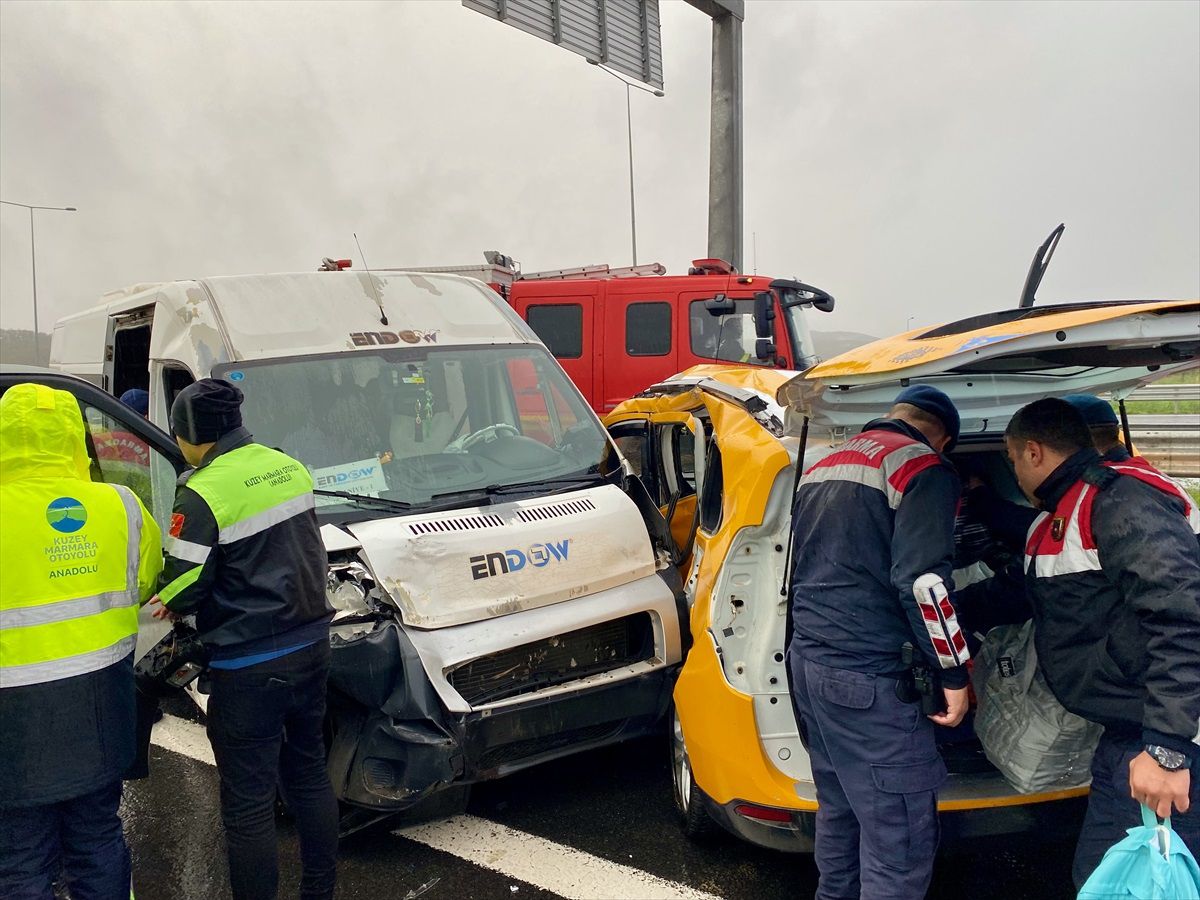 Kuzey Marmara Otoyolu'nda işçi servisiyle taksinin çarpışması sonucu 13 kişi yaralandı