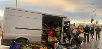 Konya'da kırmızı ışıkta duran tıra arkadan çarpan minibüste 2 kişi yaralandı