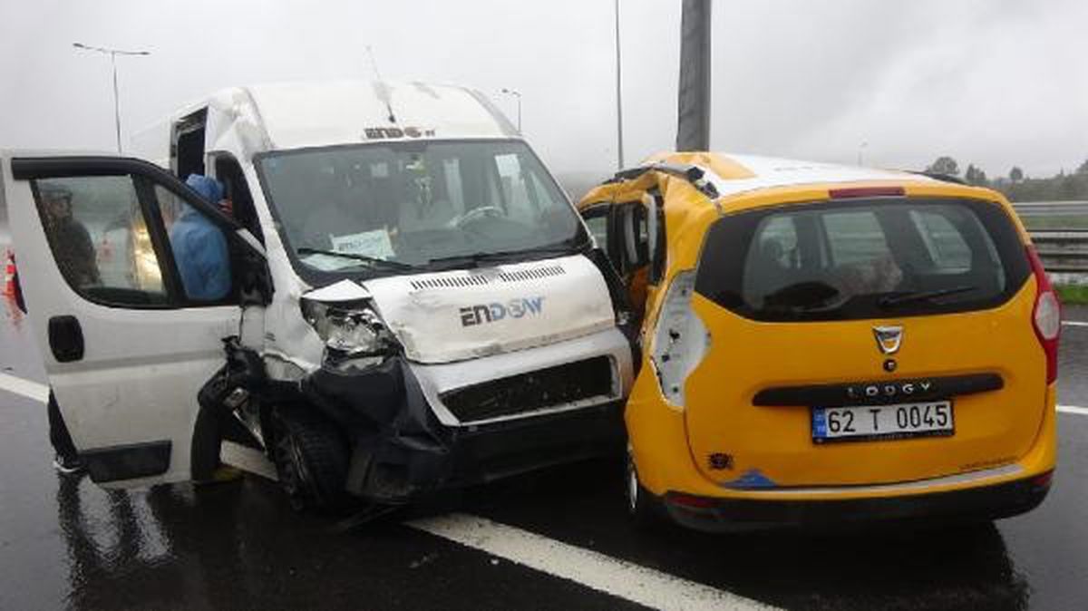 Kuzey Marmara Otoyolu'nda İşçi Servis Minibüsü ile Taksi Çarpıştı: 13 Yaralı