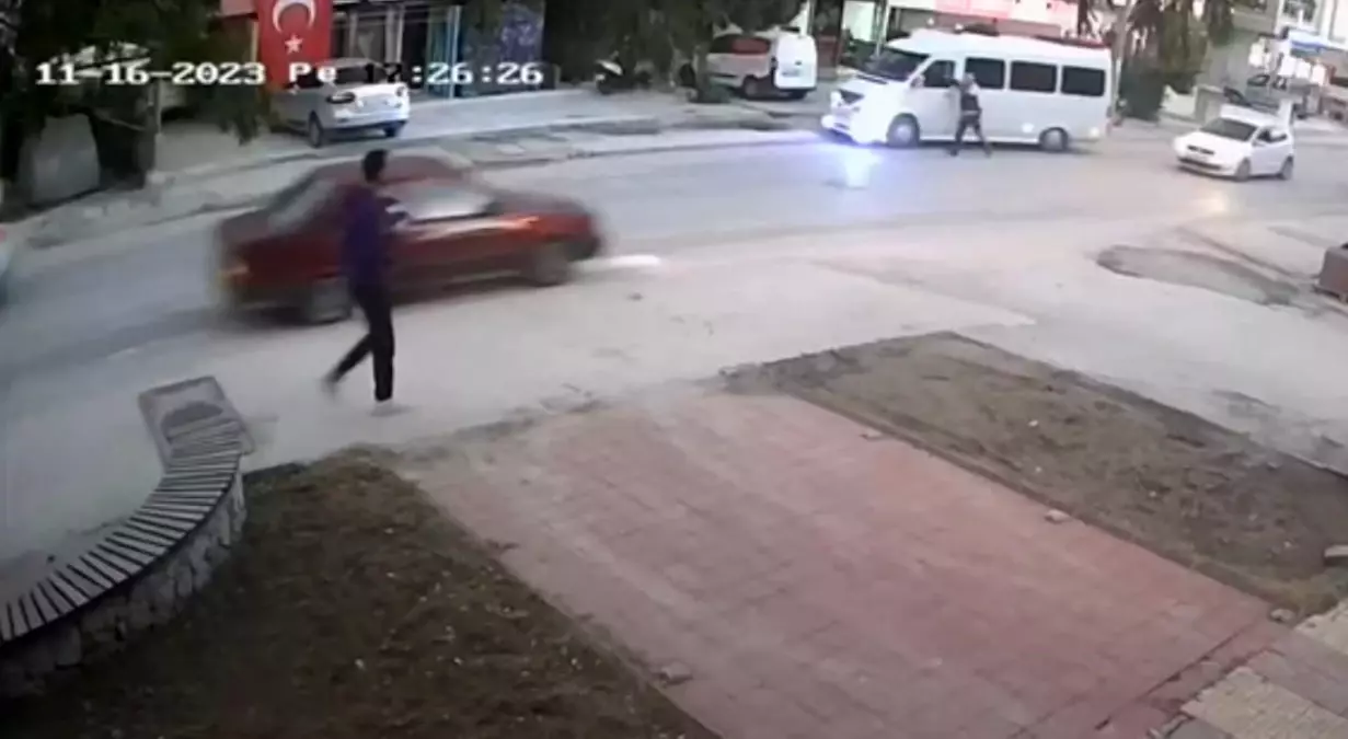 Milas'ta trafik denetiminden kaçan sürücü, polisi sürükledi