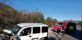 Burdur'da Otomobil Kazası: İki Kişi Yaralandı