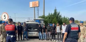 Edirne'de 327 Kaçak Göçmen ve 8 Organizatör Yakalandı