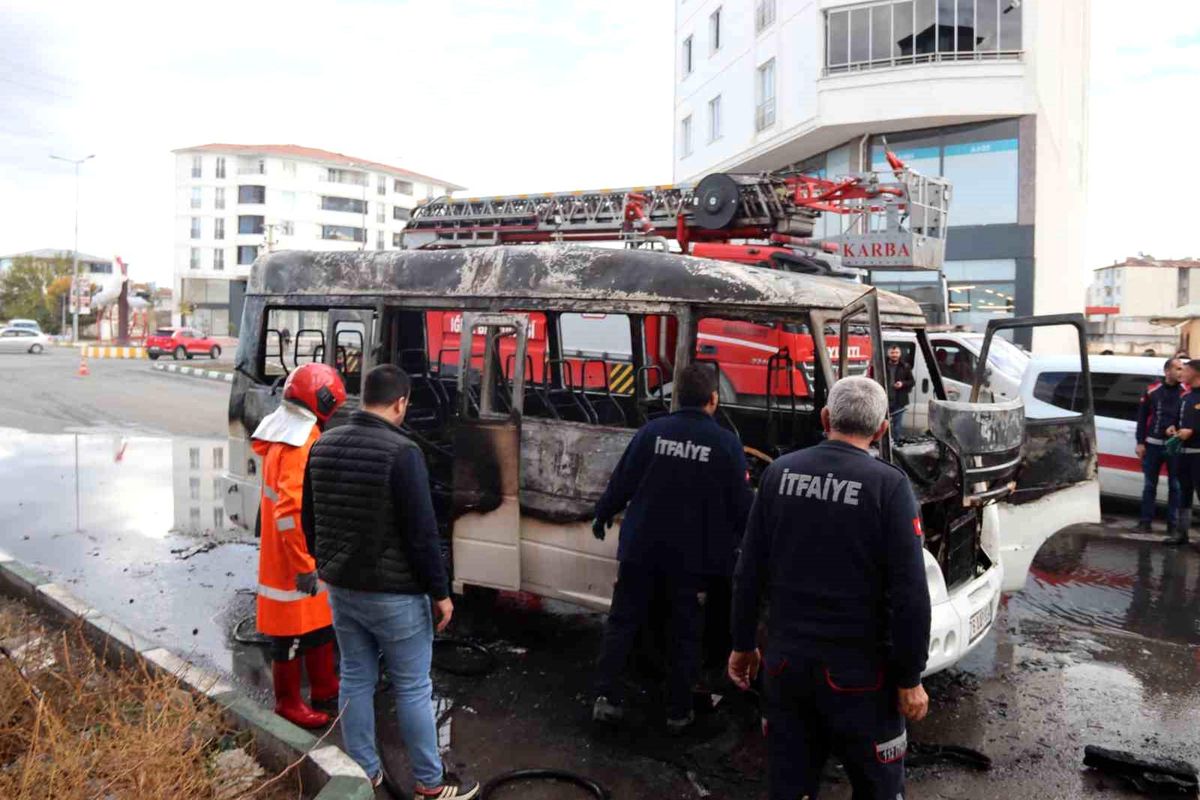 Iğdır'da Köy Minibüsü Yanarak Kullanılamaz Hale Geldi