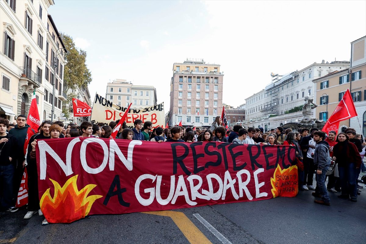 İtalya'da Sağ Koalisyon Hükümetinin Bütçe Planı Protesto Edildi
