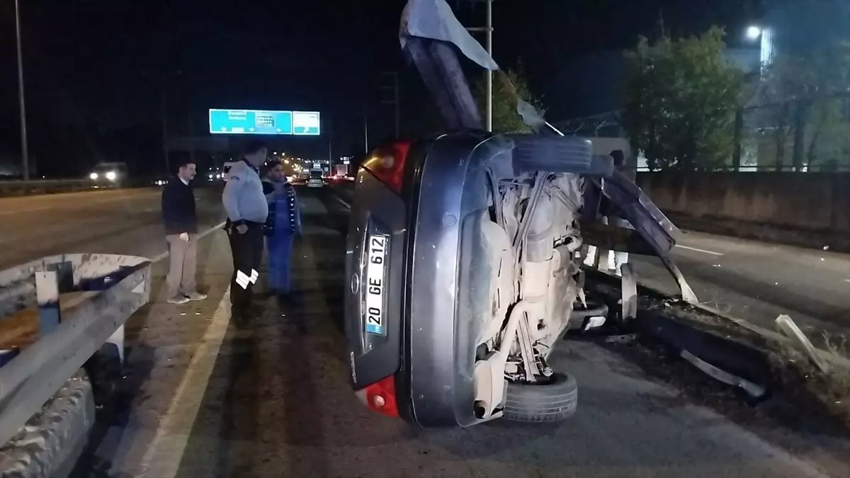 Gebze'de otomobil bariyere çarptı, 2 kişi yaralandı