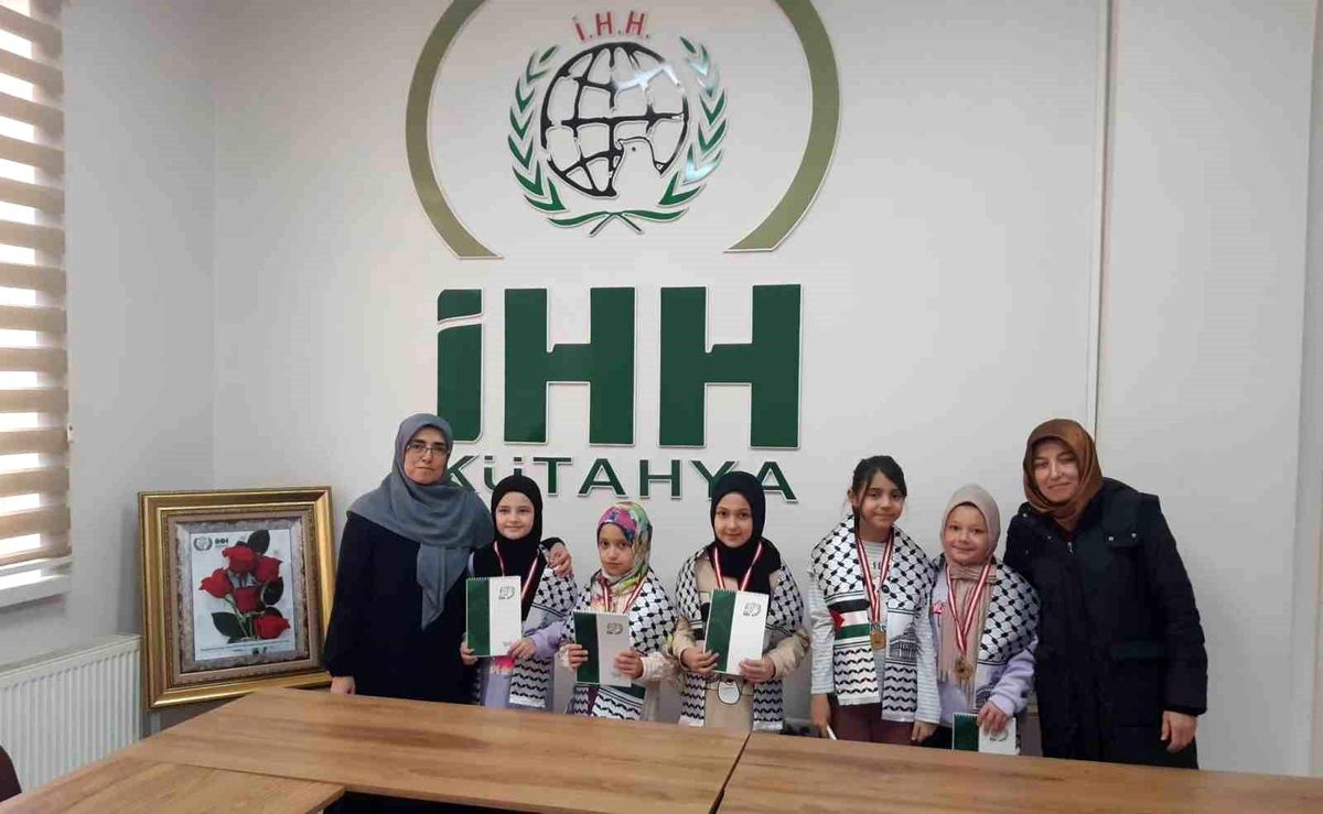 Kütahya'da Genç Kızlar Gazze İçin Yardım Topladı