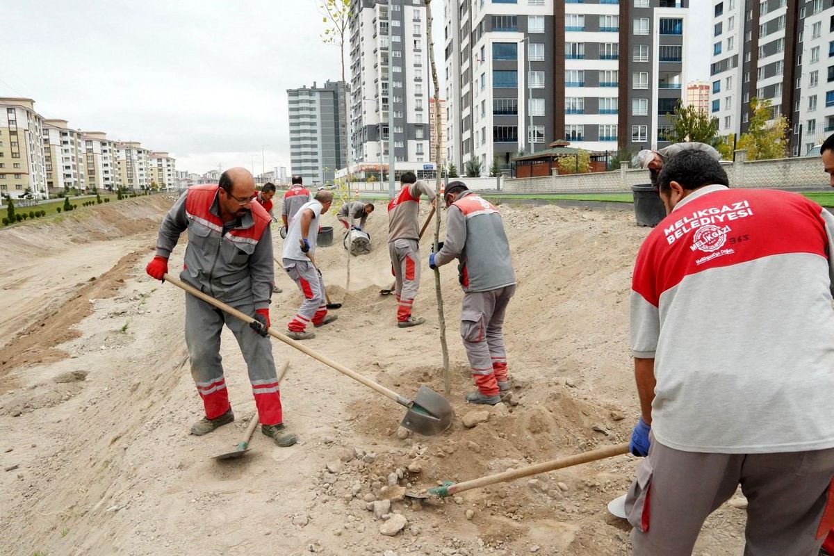 Melikgazi Belediyesi İlçede Fidan Dikmeye Devam Ediyor