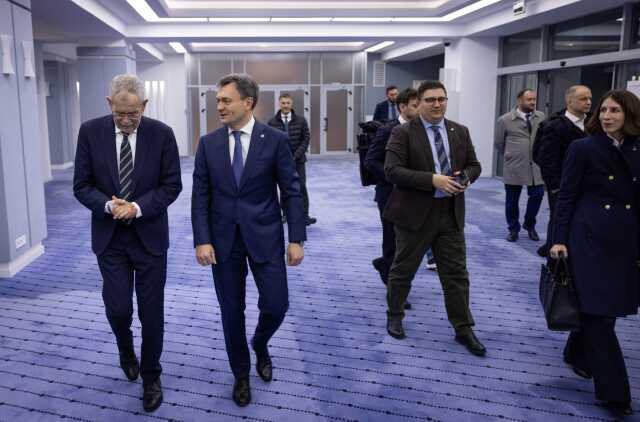 Moldova Cumhurbaşkanı Maia Sandu'nun köpeği, Avusturya Cumhurbaşkanı Alexander Van der Bellen'in parmağını ısırdı Moldova Cumhurbaşkanı Maia Sandu'nun köpeği, Avusturya Cumhurbaşkanı Alexander Van der Bellen'in parmağını ısırdı