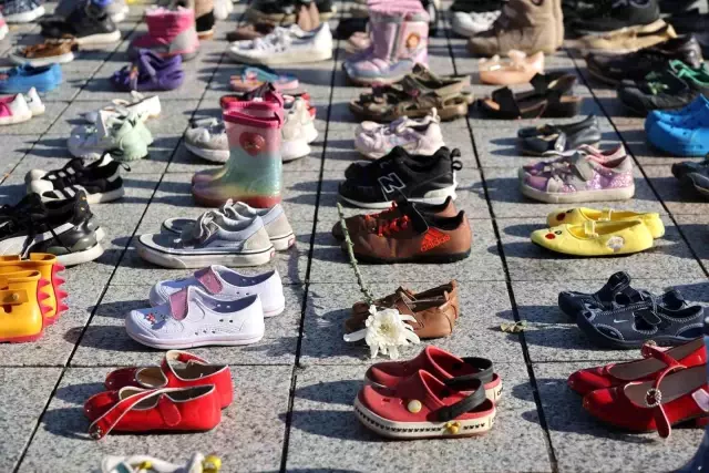 Seul'ün merkezine Filistin'de hayatını kaybedenlerin anısına 2 bin ayakkabı bırakıldı
