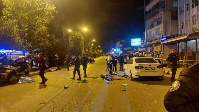 Adana'da ağaca çarpan otomobil ikiye bölündü: 3 ölü, 2 yaralı Adana'da ağaca çarpan otomobil ikiye bölündü: 3 ölü, 2 yaralı