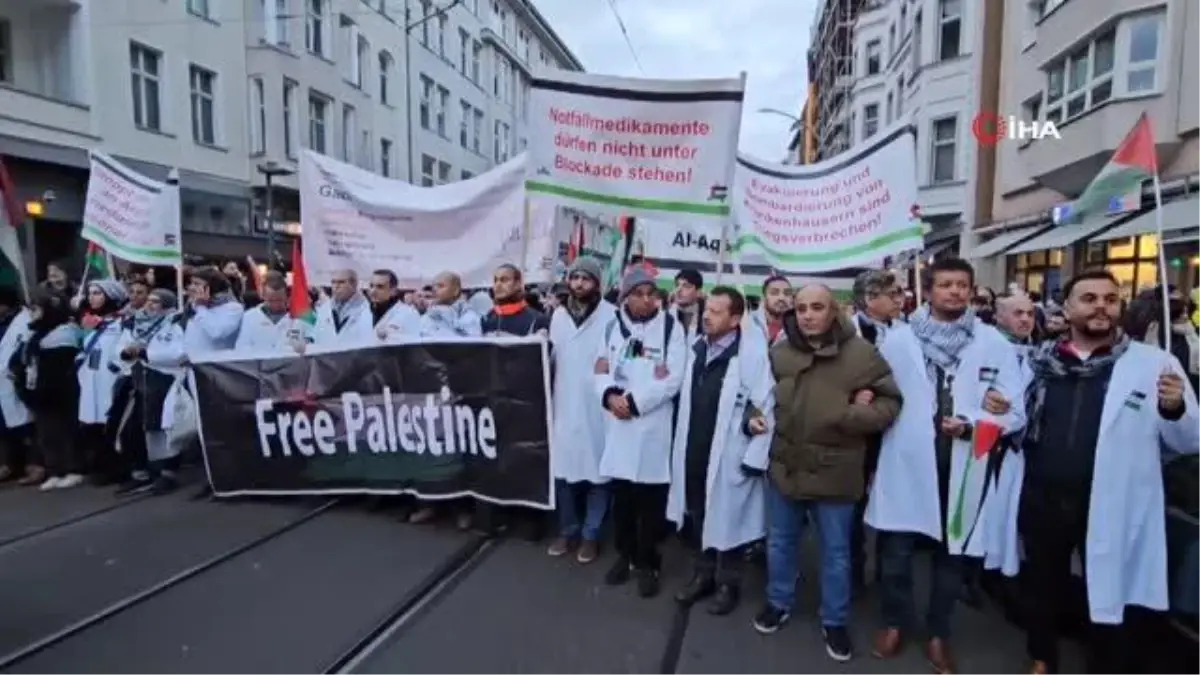 Berlin'de Filistin'le Dayanışma Yürüyüşü