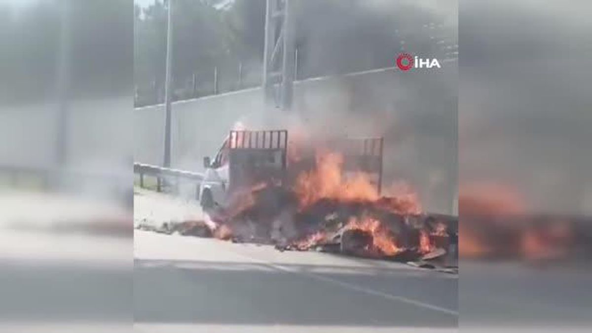 Amasya'da atık karton yüklü pikap alev alev yandı