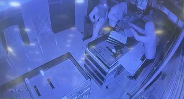 Bakırköy'de motosikletle kuyumcu dükkanına gelen 4 kişi, 7 milyon lira değerinde altın çalıp kaçtı Bakırköy'de motosikletle kuyumcu dükkanına gelen 4 kişi, 7 milyon lira değerinde altın çalıp kaçtı