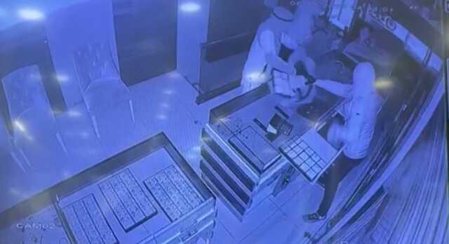 Bakırköy'de motosikletle kuyumcu dükkanına gelen 4 kişi, 7 milyon lira değerinde altın çalıp kaçtı Bakırköy'de motosikletle kuyumcu dükkanına gelen 4 kişi, 7 milyon lira değerinde altın çalıp kaçtı