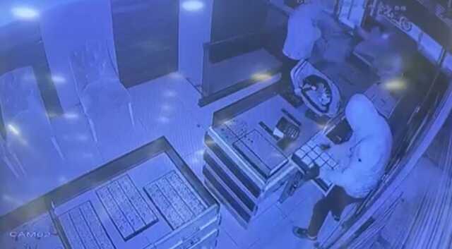 Bakırköy'de motosikletle kuyumcu dükkanına gelen 4 kişi, 7 milyon lira değerinde altın çalıp kaçtı Bakırköy'de motosikletle kuyumcu dükkanına gelen 4 kişi, 7 milyon lira değerinde altın çalıp kaçtı