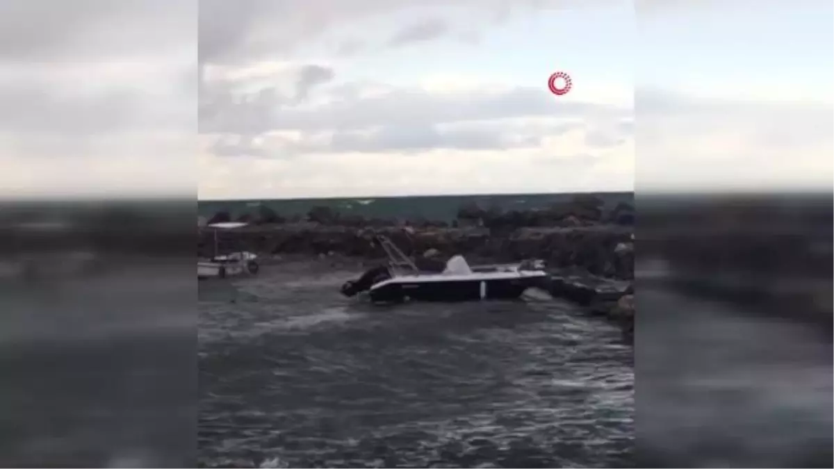 Kuşadası'nda Kuvvetli Fırtına Balıkçı Teknelerini Karaya Savurdu