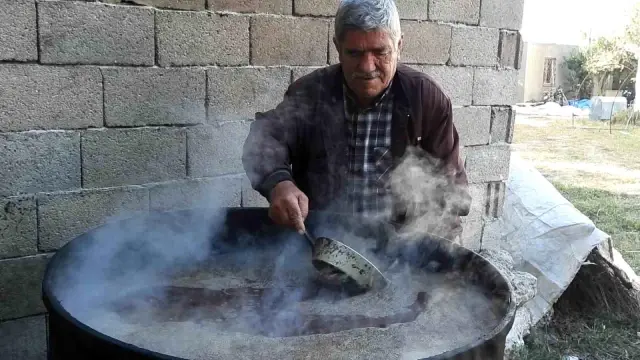 Binbir zahmetle üretilen defne yağının litresi 200 liradan satılıyor Binbir zahmetle üretilen defne yağının litresi 200 liradan satılıyor