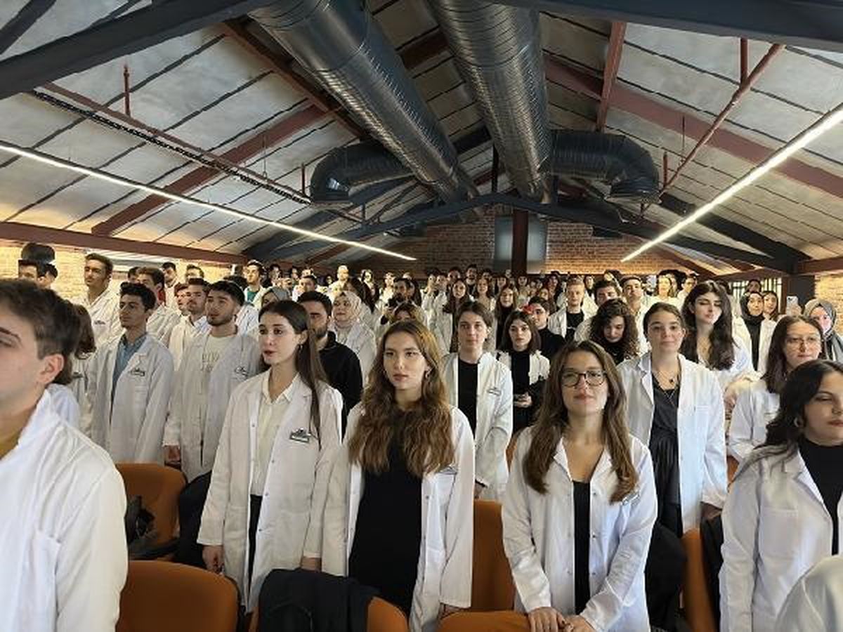 İstanbul Kent Üniversitesi Diş Hekimliği Fakültesi'nde Beyaz Önlük Giyme Töreni Düzenlendi
