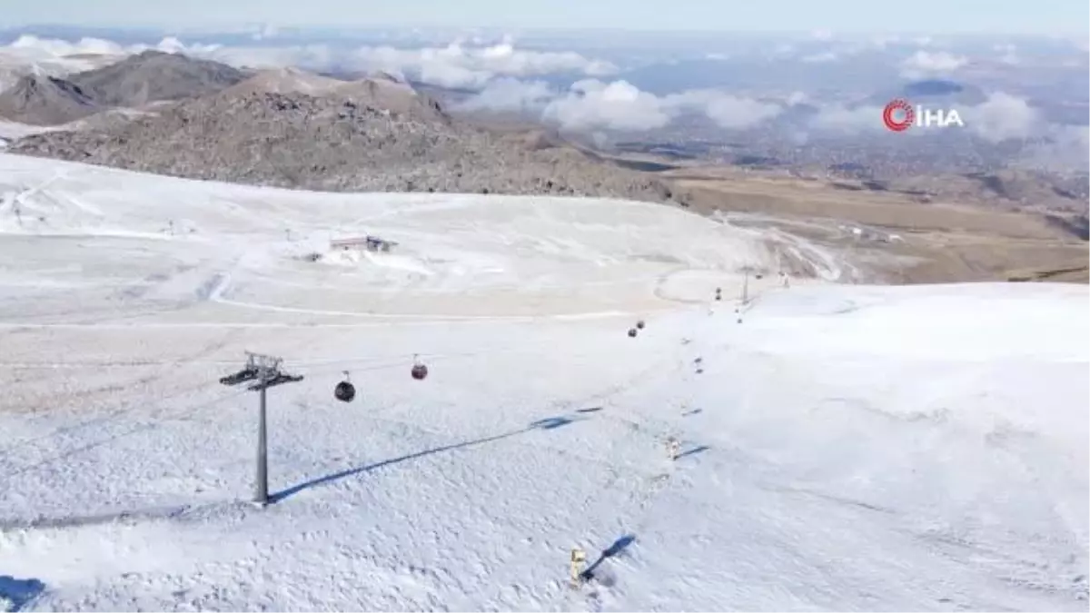 Erciyes Kayak Merkezi beyaz örtüyle kaplandı