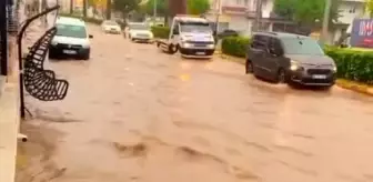 Fırtınaya dayanamayan bir binanın çatısı saniyeler içinde yok oldu