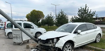 Sivas'ta fren yerine gaza basan sürücü kaza yaptı