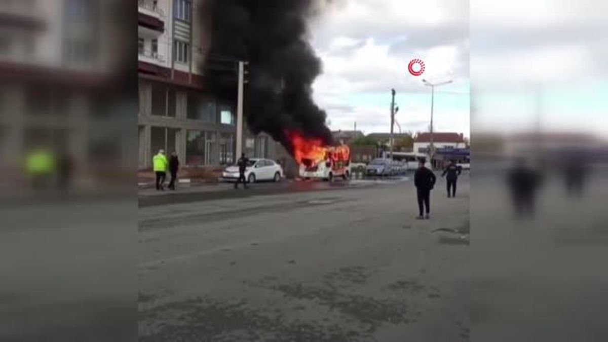 Iğdır'da seyir halindeki araç alev alev yandı