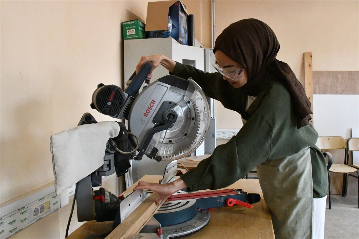 İstanbul'da Heykel Sanatçısı Emine Erdağ Eserleriyle Dikkat Çekiyor