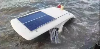 İzmir'de fırtına nedeniyle 3 balıkçı teknesi alabora oldu