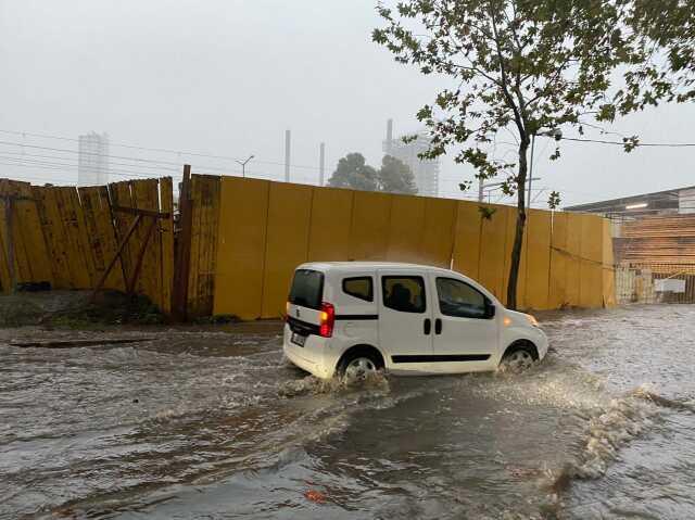 İzmir'de sağanak yağmur: Cadde ve sokaklar göle döndü